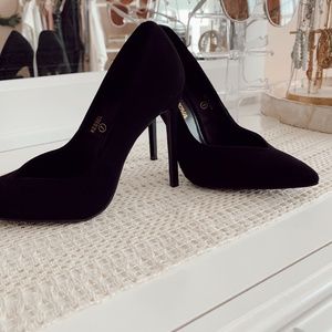 Black pumps